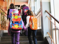 Ratunek dla dzieci ze wsi? MEN wraca do pomysłu, który PiS odrzuciło