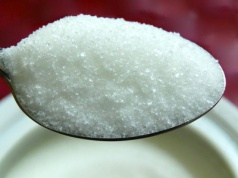 Wrzuć kawałek do cukierniczki. Sprawdzony trik na zbrylony cukier