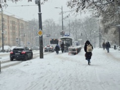 Kraków pod śniegiem. Seria awarii i poważne utrudnienia w komunikacji miejskiej (Galeria)