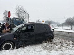 Kolizja ciężarówki z osobówką na krajówce. Chocznia