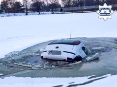 Zamarznięty zbiornik nie wytrzymał idiotycznej próby – samochód wpadł do lodowatej wody