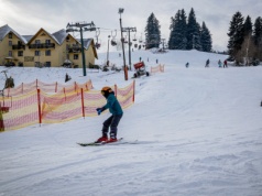 Rodzice rezygnują z wyjazdów w czasie ferii. "Kilka czynników, ale głównie chodzi o pieniądze"