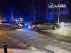 Nocne zdarzenie na Żoliborzu. Auto na latarni, kierujący zniknął