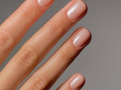 Naturalne, eleganckie paznokcie dalej są w modzie, ale w 2026 dodajemy im blasku. Pomysły na błyszczący „clean girl manicure”