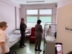 Mali pacjenci Wojewódzkiego Szpitala Specjalistycznego w Częstochowie zyskali pluszowego przyjaciela – Kotka Parkitka