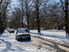 Opony zimowe czy całoroczne – które wybrać do elektryka?