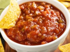 Żadne gotowce ze sklepu. Ta salsa ze świeżych warzyw przebija je wszystkie