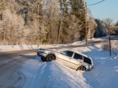 Ten błąd kierowcy na gołoledzi może skończyć się tragedią. Decyduje pierwsza sekunda