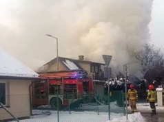 Pożar domów jednorodzinnych w Dęblinie. Przechodzień wyniósł z płonącego budynku 94-latkę