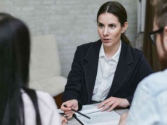 Im mniej szef wie o pracowniku, tym lepiej go ocenia. To nie żart