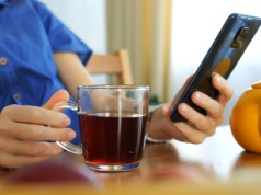 Piją codziennie, a efektami chwalą się w sieci. Dietetyczka ostrzega. Lista problemów jest długa