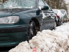 Na ręcznym czy na biegu? No i na którym biegu? Jak zostawiać auto, gdy idzie mróz