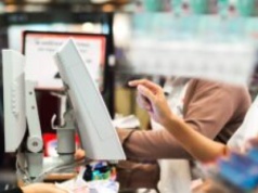 Alarm w sklepie, ochroniarz żąda rewizji. Jakie masz prawa w 2025 roku