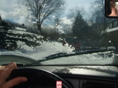 Radzimy, jak odmrozić zamarznięty płyn do spryskiwaczy. Nie musisz mieć garażu