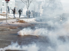 Protesty na ulicach Minneapolis. W ruch poszedł gaz łzawiący