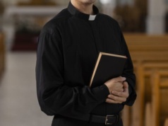 Ile trzeba dać księdzu na kolędzie? „Co łaska” w 2026 roku bez tajemnic