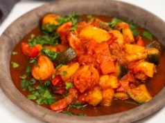 Rozgrzewające leczo z piekarnika. Pomysł na szybki obiad dla całej rodziny