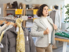 To najlepsza marynarka dla 50-latek. Dzięki niej talia wygląda na dużo węższą