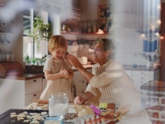 Goście przy małym dziecku? "Nie mogę go położyć na drzemkę, a przecież ich nie wyproszę"