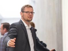 Prokuratorzy mają śledzić zebrania PiS. Woś: niewątpliwe przekroczenie uprawnień