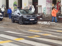 Zaparkował Citroenem w miejscu niedozwolonym i zablokował ruch tramwajowy. Pasażerowie ręcznie próbowali przestawić auto