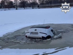 Finał jak z horroru. Lajki ważniejsze niż życie? Auto wjechało na lód i zniknęło pod wodą