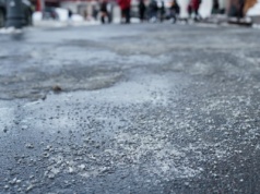 Marznące opady doprowadziły do kilkunastu kolizji. Policja apeluje o ostrożność