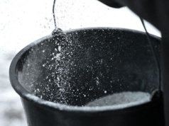 Buraki i solanka lepsze niż sól drogowa? Żadna metoda nie jest obojętna