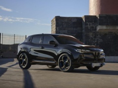 Złote, a skromne. Alfa Romeo Junior Ibrida Intensa w limitowanej do 180 egzemplarzy serii