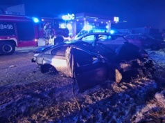 20-letni kierowca BMW dachował i uderzył w auto oraz latarnię. Ranny on i jego 17-letni pasażer