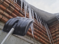 Odśnieżanie i usuwanie lodu z dachów. Za co odpowiadają sklepy i pracodawcy?