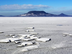Balaton niemal całkowicie zamarzł. Pierwszy taki przypadek od blisko dekady