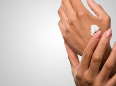 Kosztuje 4 zł, uratuje ekstremalnie zniszczone dłonie. Działa jak "niewidzialna ochronna rękawiczka"