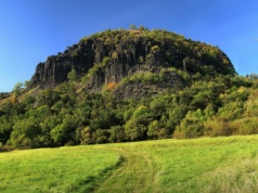 Wyłania się jak z innego świata. Samotny gigant zaskakuje skalną formą