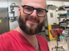 Szymon jest pielęgniarzem. "Można zarobić ponad 10 tys. zł brutto"