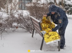 Siedział na mrozie i śnieżycy. Oto co spotkało strażników miejskich