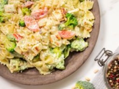 Szybka sałatka makaronowa z halloumi. Znika w mgnieniu oka, taka jest dobra