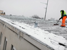 Odśnieżanie to nie wszystko. Ryzyko zwisa z dachu, a kary mogą boleć. Tym trzeba się zająć samemu