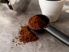 Zostają po kawie i lądują w koszu. A mogą uratować patelnię