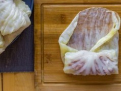 Dodaję do wody. Liście kapusty są ekstra elastyczne i miękkie, a nie rwą się