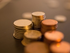 Portfel w rękach robota. Młodzi dorośli wolą pytać AI o pieniądze niż bankiera