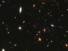 To nie były galaktyki ani kwazary. Kosmos ukrywał coś w gazowym kokonie