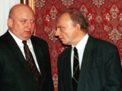 Długa historia sporów prezydentów i rządów o służby