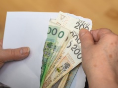 Wiele osób nie wie, że etatowcom należą się 3 dodatkowe pensje. Pracodawca musi zapłacić