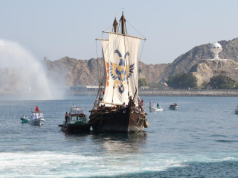 Drewniany żaglowiec indyjskiej marynarki dopłynął do stolicy Omanu