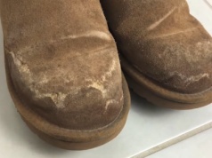 Biorę skórkę i usuwam zacieki solne z butów. Ten trik je ratuje