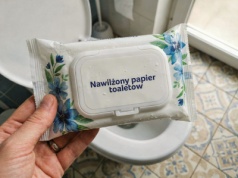 Wcale nie do sedesu. Gdzie wyrzucić nawilżony papier toaletowy? Może zablokować kanalizację w bloku