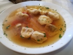 Prosty przepis na kołduny do rosołu. Ten soczysty farsz owinięty cieniutkim ciastem smakuje obłędnie