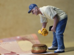 Tusk zabiera bezrobotnym