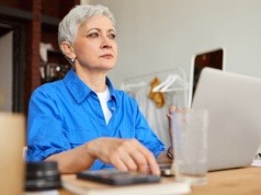 Zamiast emerytury – zmiana kariery. To coraz częstszy scenariusz dla osób 50+